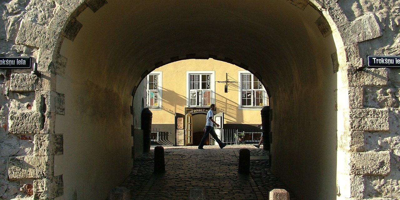 La porta svedese di Riga, in Lettonia, e il potere del racconto